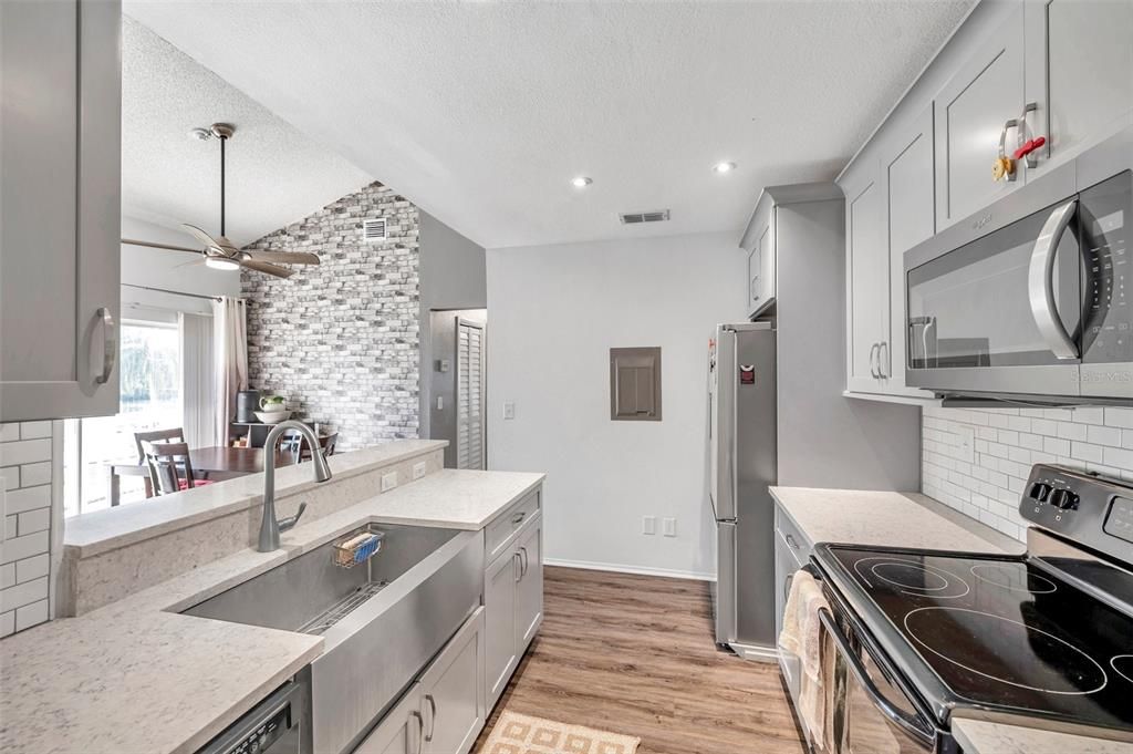 Active With Contract: $155,000 (2 beds, 1 baths, 872 Square Feet)