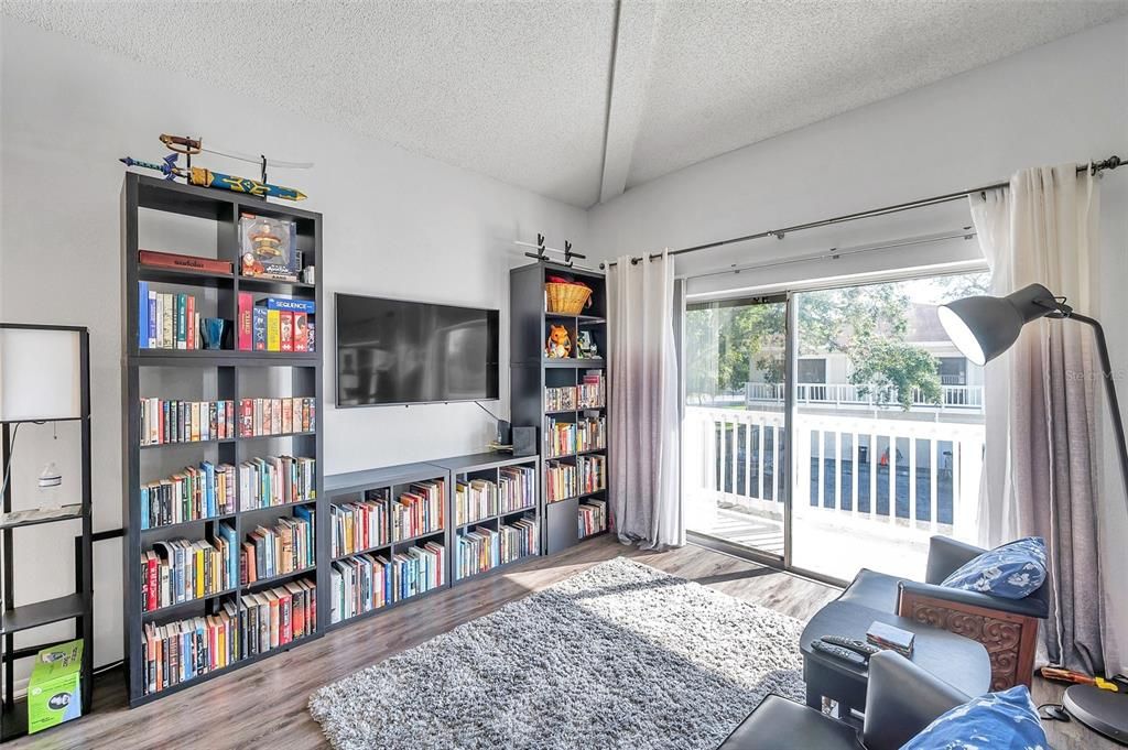 Active With Contract: $155,000 (2 beds, 1 baths, 872 Square Feet)