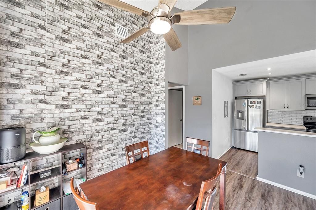Active With Contract: $155,000 (2 beds, 1 baths, 872 Square Feet)