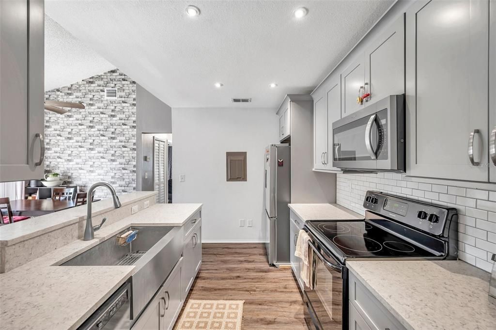 Active With Contract: $155,000 (2 beds, 1 baths, 872 Square Feet)