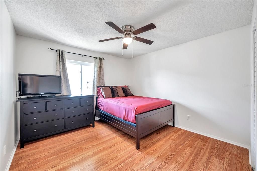 Active With Contract: $155,000 (2 beds, 1 baths, 872 Square Feet)