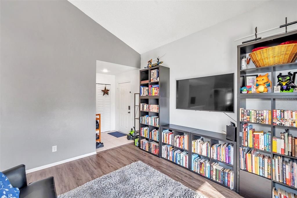 Active With Contract: $155,000 (2 beds, 1 baths, 872 Square Feet)