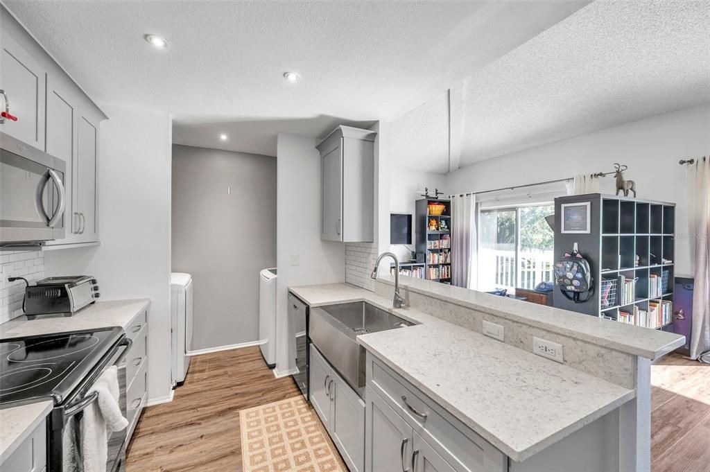Active With Contract: $155,000 (2 beds, 1 baths, 872 Square Feet)