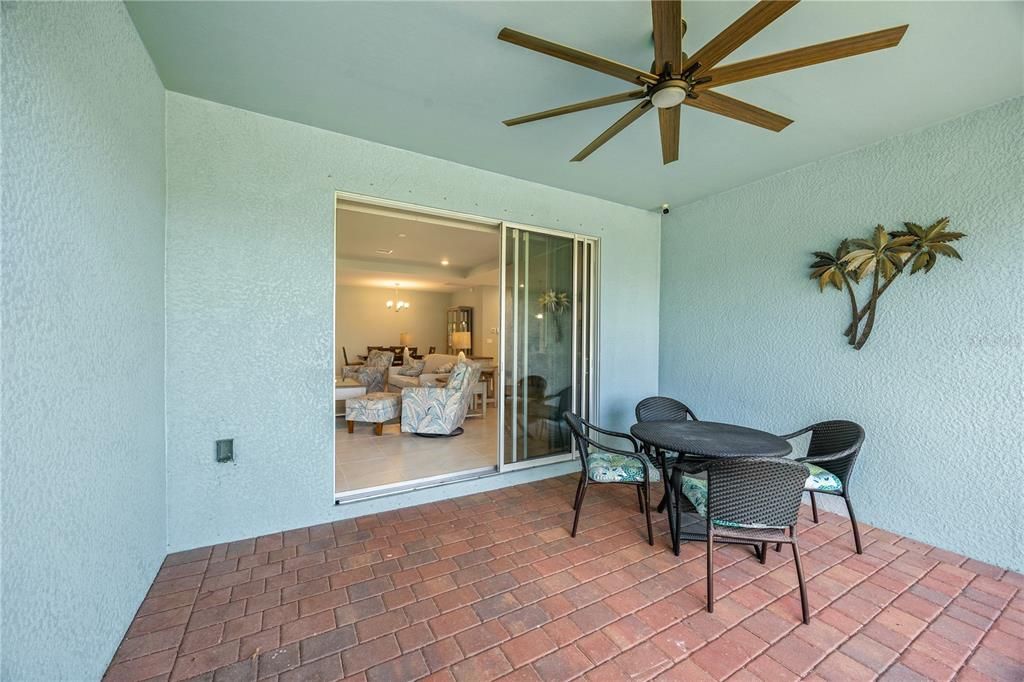 Activo con contrato: $390,000 (4 camas, 3 baños, 2365 Pies cuadrados)