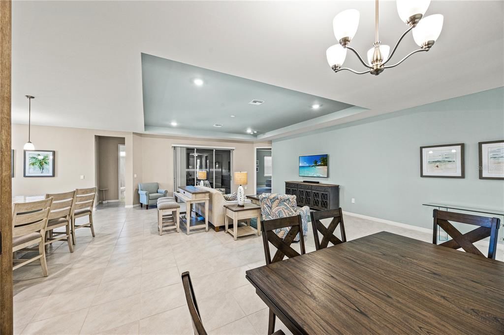 Activo con contrato: $390,000 (4 camas, 3 baños, 2365 Pies cuadrados)