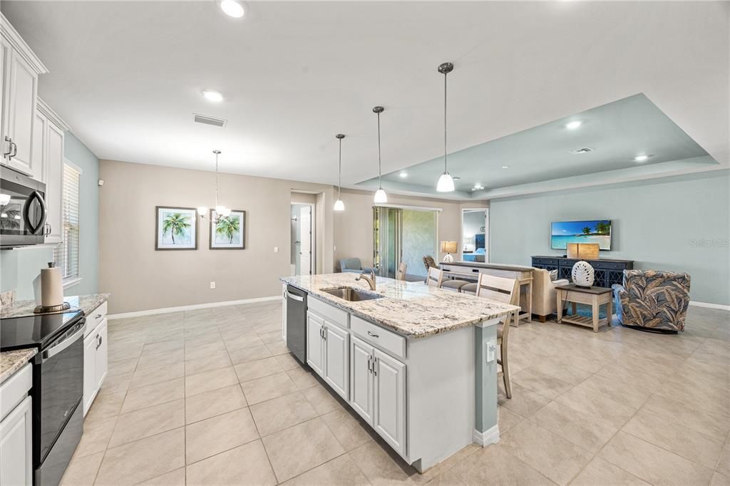 Activo con contrato: $390,000 (4 camas, 3 baños, 2365 Pies cuadrados)