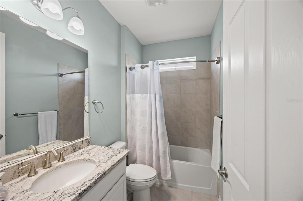 Activo con contrato: $390,000 (4 camas, 3 baños, 2365 Pies cuadrados)