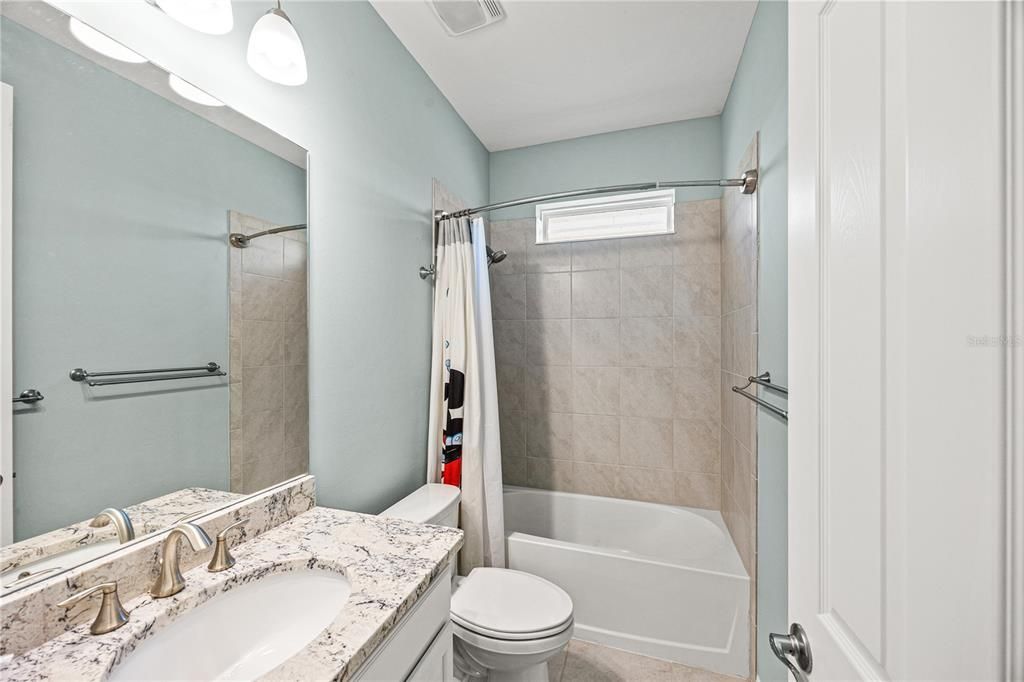 Activo con contrato: $390,000 (4 camas, 3 baños, 2365 Pies cuadrados)
