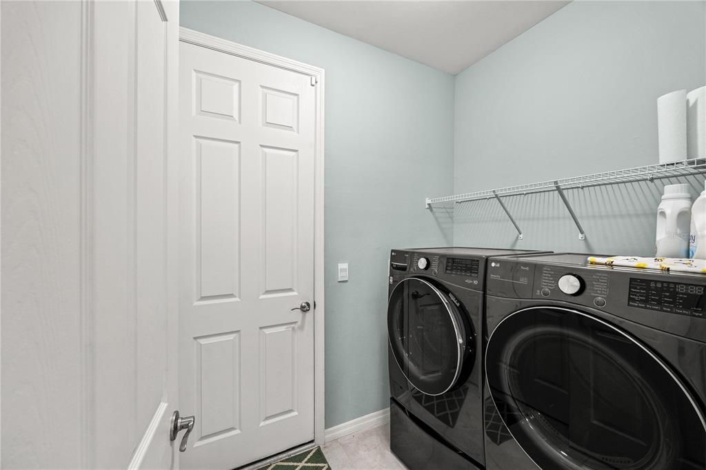 Activo con contrato: $390,000 (4 camas, 3 baños, 2365 Pies cuadrados)
