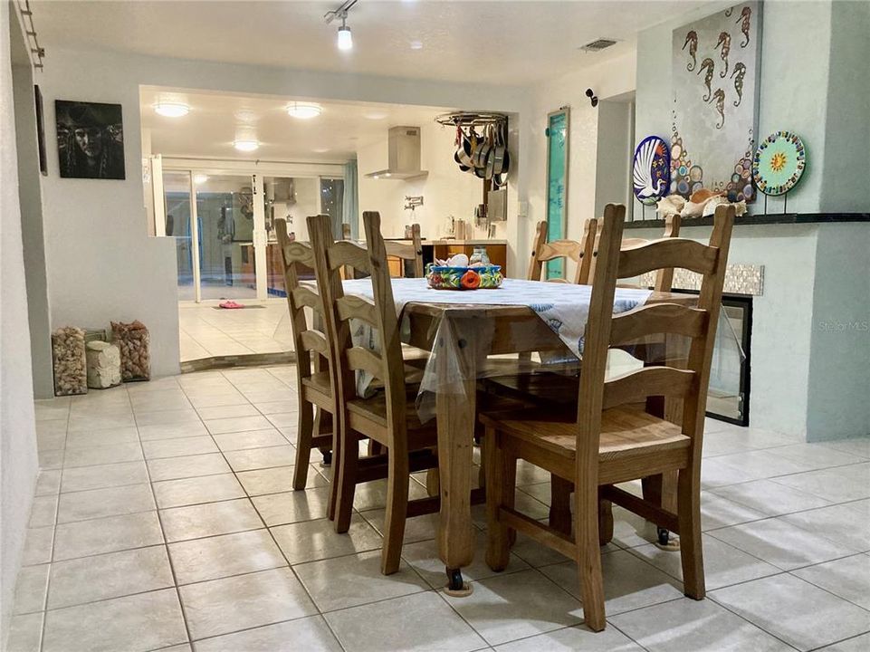 For Sale: $350,000 (3 beds, 2 baths, 1695 Square Feet)