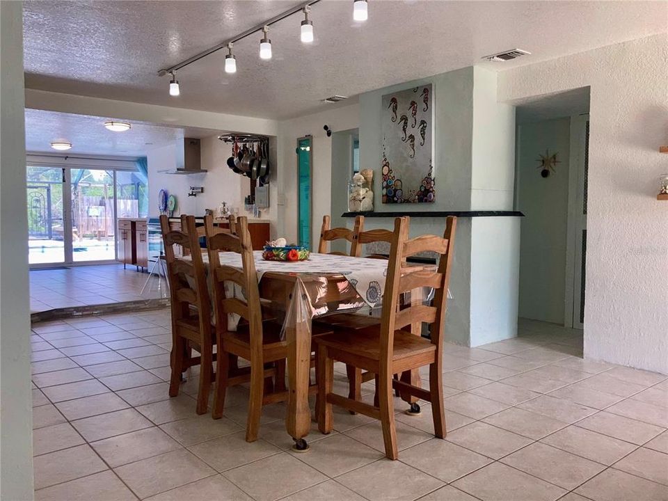 For Sale: $350,000 (3 beds, 2 baths, 1695 Square Feet)