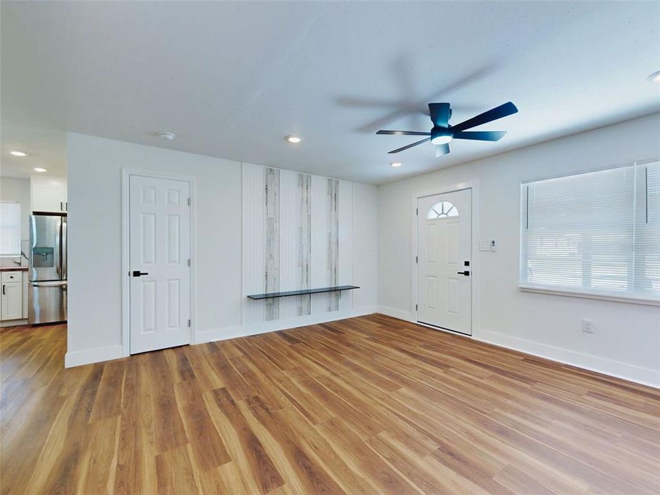 For Sale: $269,900 (4 beds, 2 baths, 1085 Square Feet)