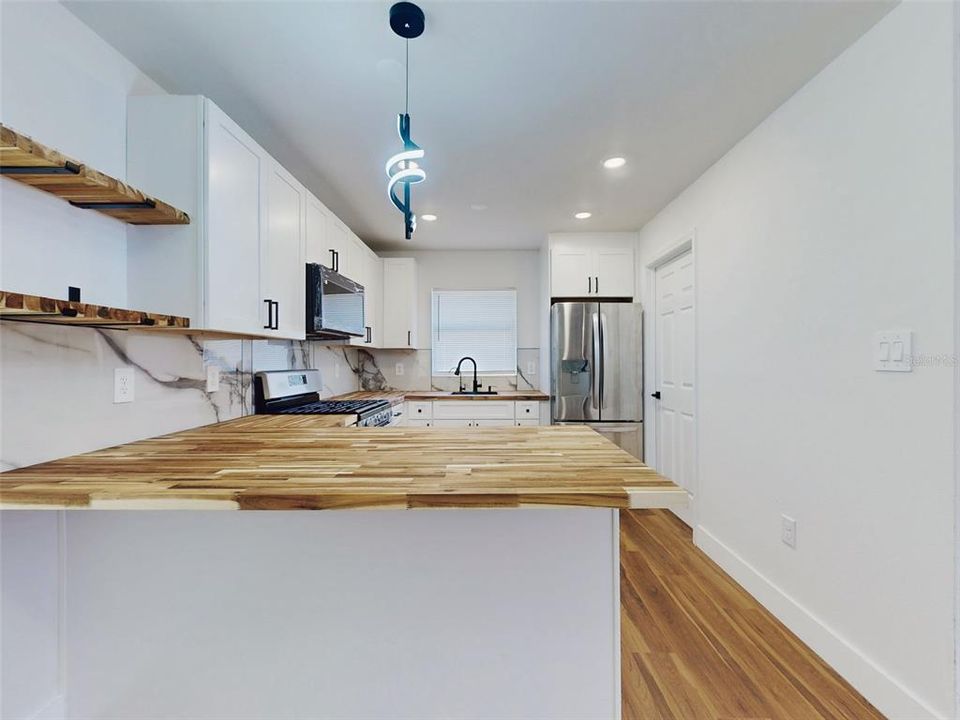 For Sale: $269,900 (4 beds, 2 baths, 1085 Square Feet)
