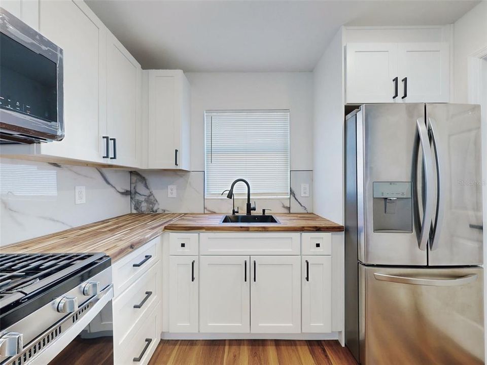 For Sale: $269,900 (4 beds, 2 baths, 1085 Square Feet)