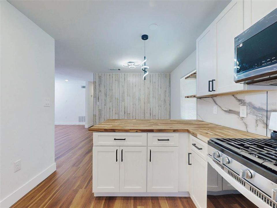 For Sale: $269,900 (4 beds, 2 baths, 1085 Square Feet)
