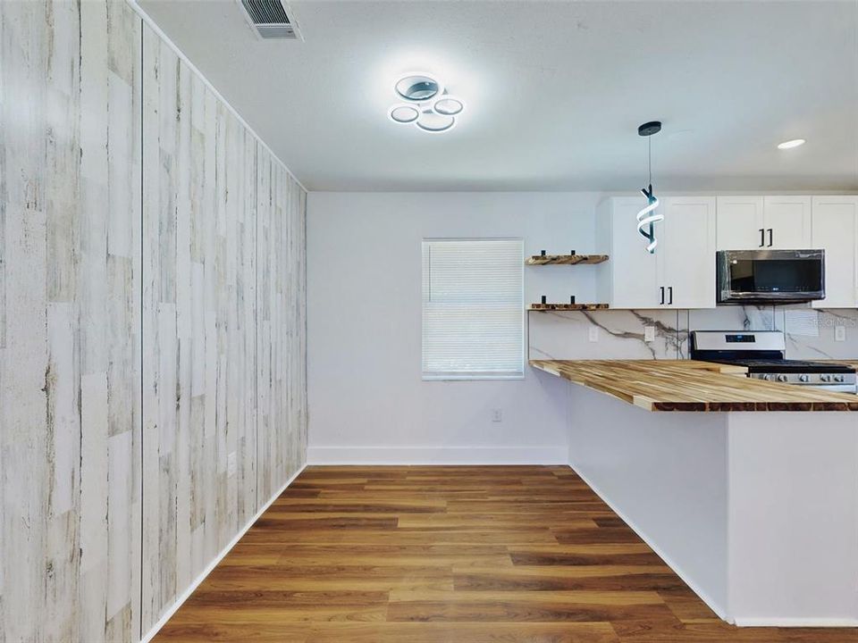 For Sale: $269,900 (4 beds, 2 baths, 1085 Square Feet)