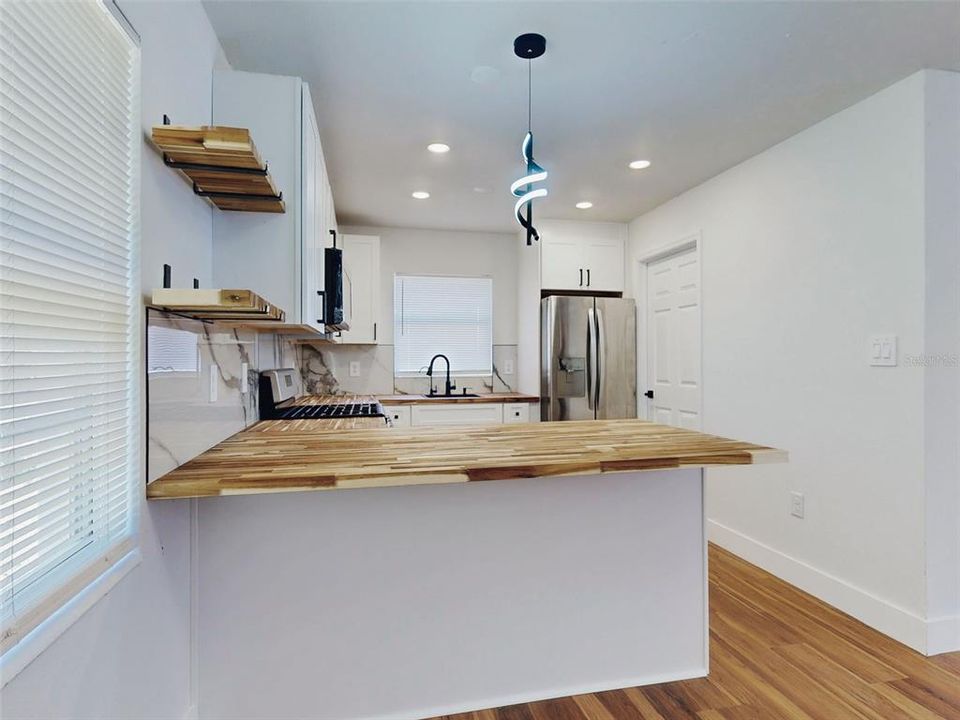 For Sale: $269,900 (4 beds, 2 baths, 1085 Square Feet)