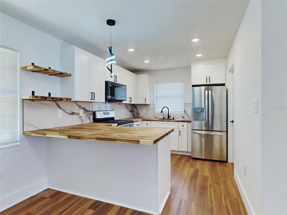 For Sale: $269,900 (4 beds, 2 baths, 1085 Square Feet)
