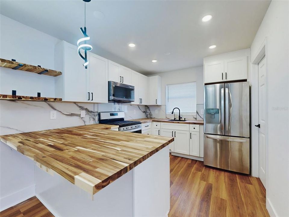 For Sale: $269,900 (4 beds, 2 baths, 1085 Square Feet)