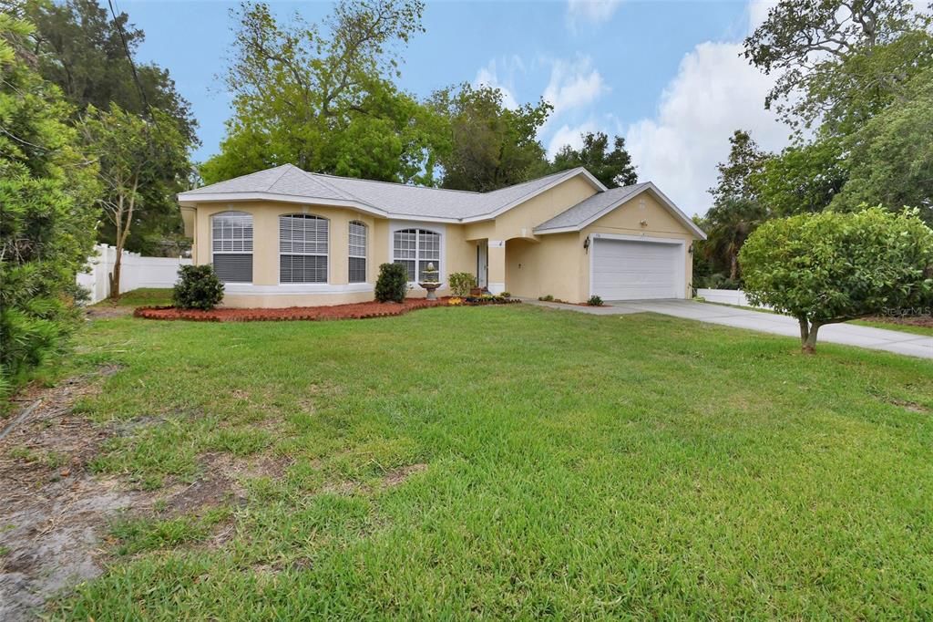 Active With Contract: $389,900 (3 beds, 2 baths, 1603 Square Feet)