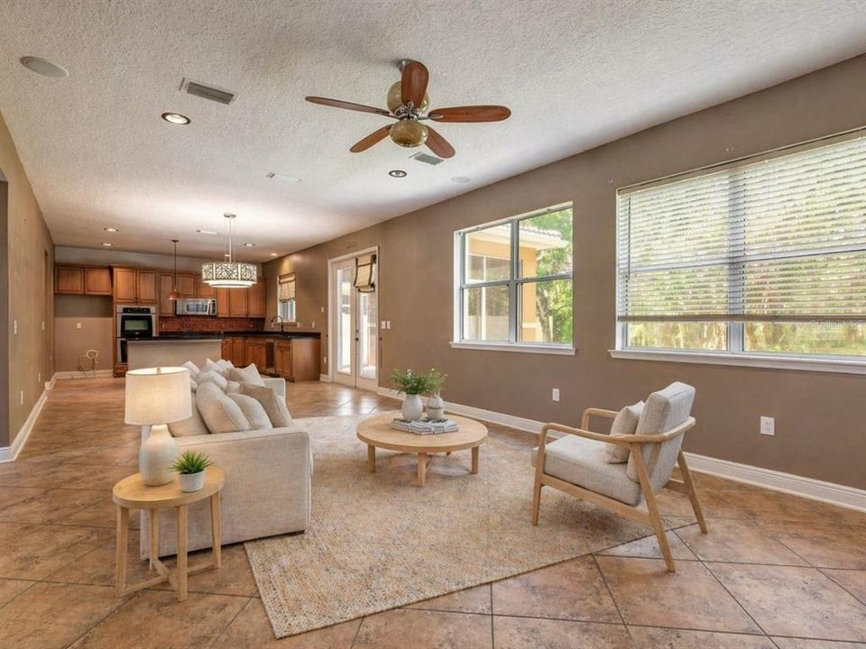 Activo con contrato: $399,900 (4 camas, 2 baños, 2307 Pies cuadrados)