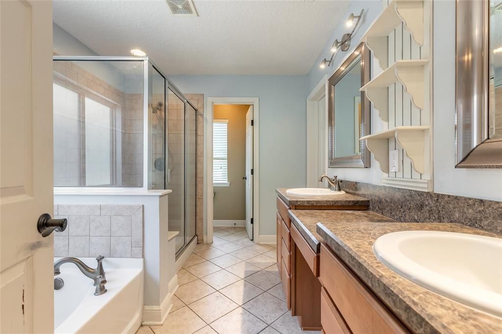 Activo con contrato: $399,900 (4 camas, 2 baños, 2307 Pies cuadrados)