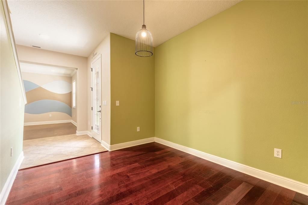 Activo con contrato: $399,900 (4 camas, 2 baños, 2307 Pies cuadrados)