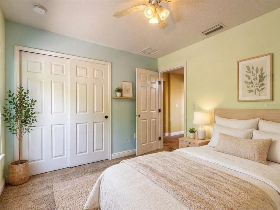 Activo con contrato: $399,900 (4 camas, 2 baños, 2307 Pies cuadrados)