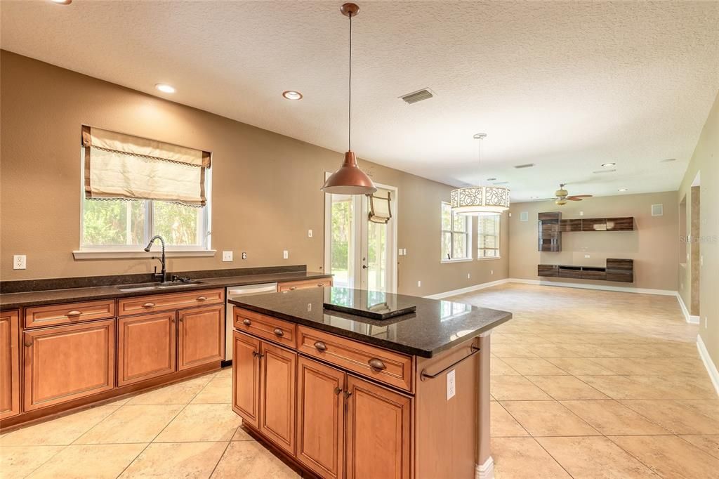 Activo con contrato: $399,900 (4 camas, 2 baños, 2307 Pies cuadrados)