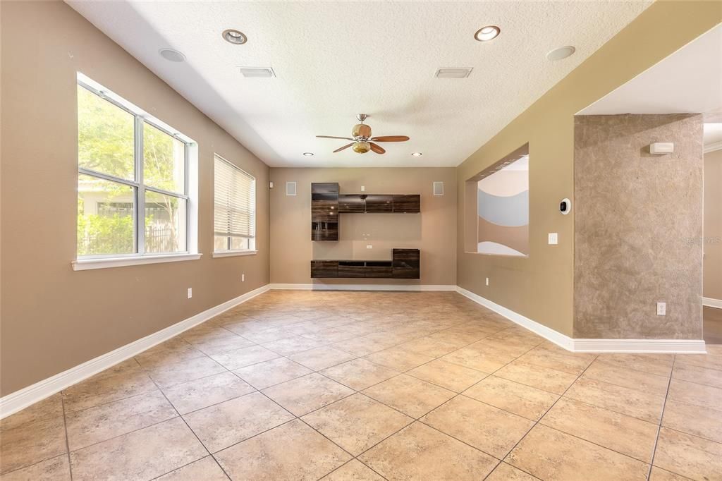 Activo con contrato: $399,900 (4 camas, 2 baños, 2307 Pies cuadrados)