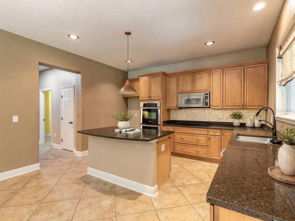 Activo con contrato: $399,900 (4 camas, 2 baños, 2307 Pies cuadrados)