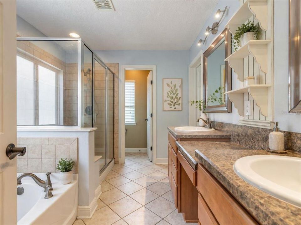 Activo con contrato: $399,900 (4 camas, 2 baños, 2307 Pies cuadrados)