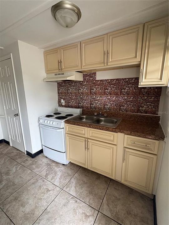 For Rent: $700 (1 beds, 1 baths, 700 Square Feet)