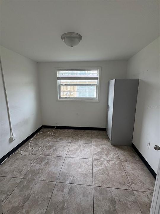 For Rent: $700 (1 beds, 1 baths, 700 Square Feet)