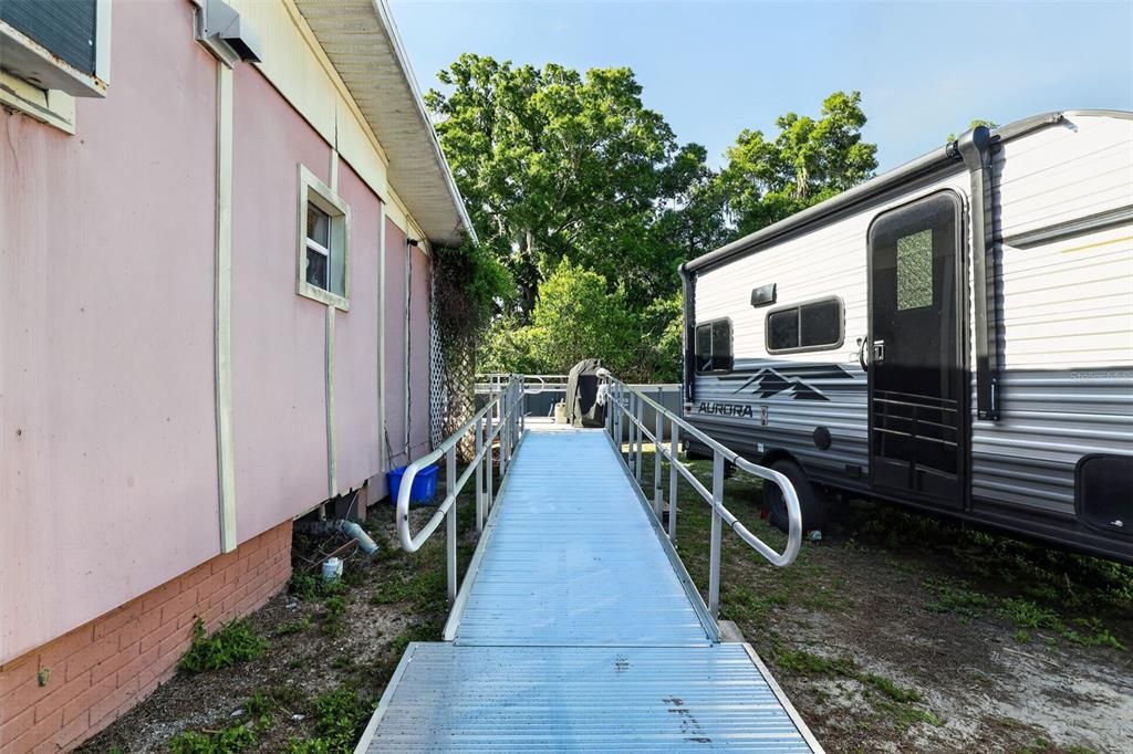 Active With Contract: $169,000 (2 beds, 1 baths, 1200 Square Feet)