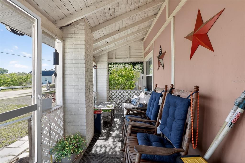 Active With Contract: $169,000 (2 beds, 1 baths, 1200 Square Feet)