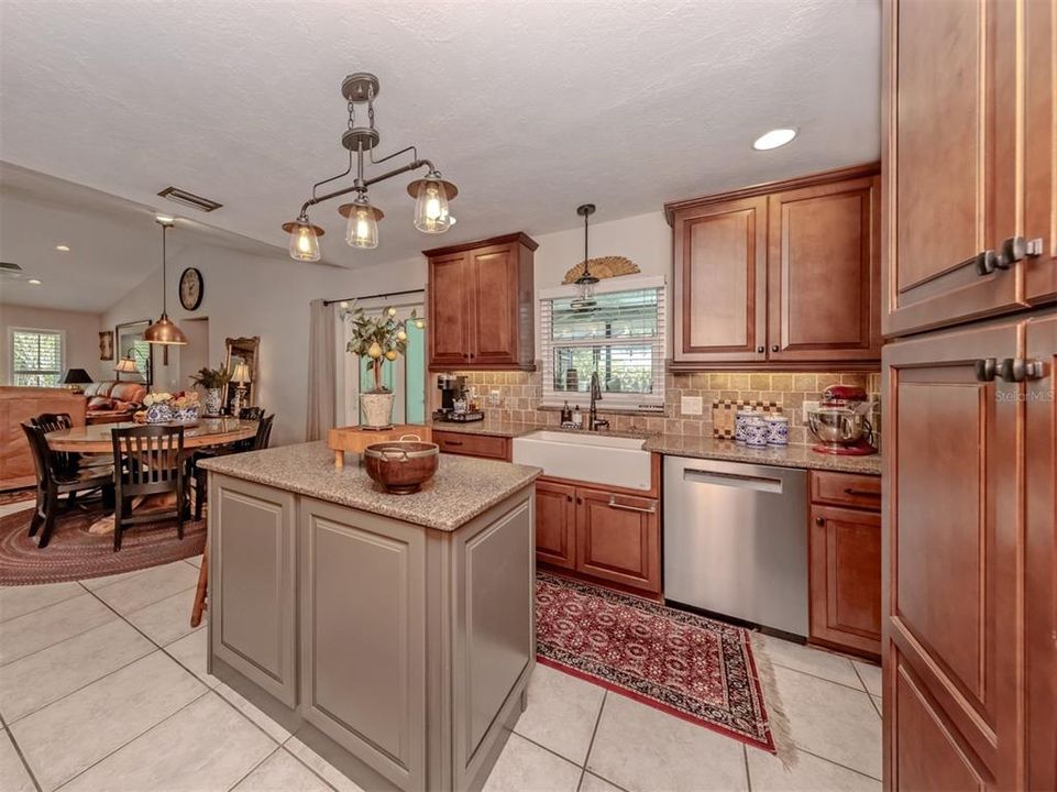 Activo con contrato: $799,900 (5 camas, 3 baños, 2366 Pies cuadrados)