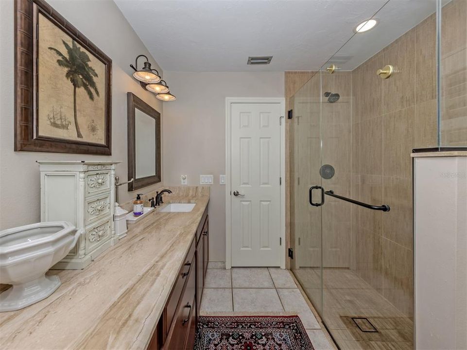 Activo con contrato: $799,900 (5 camas, 3 baños, 2366 Pies cuadrados)