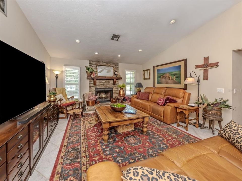 Activo con contrato: $799,900 (5 camas, 3 baños, 2366 Pies cuadrados)