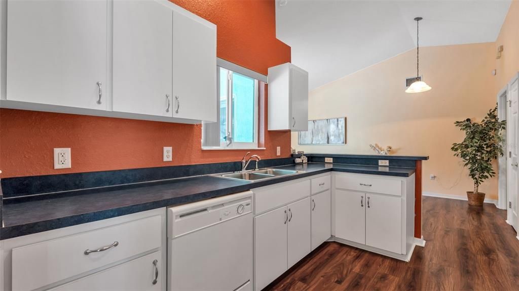 Activo con contrato: $319,000 (4 camas, 2 baños, 1823 Pies cuadrados)
