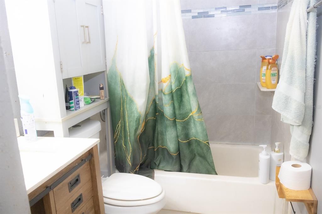 На продажу: $134,900 (2 спален, 1 ванн, 826 Квадратных фут)