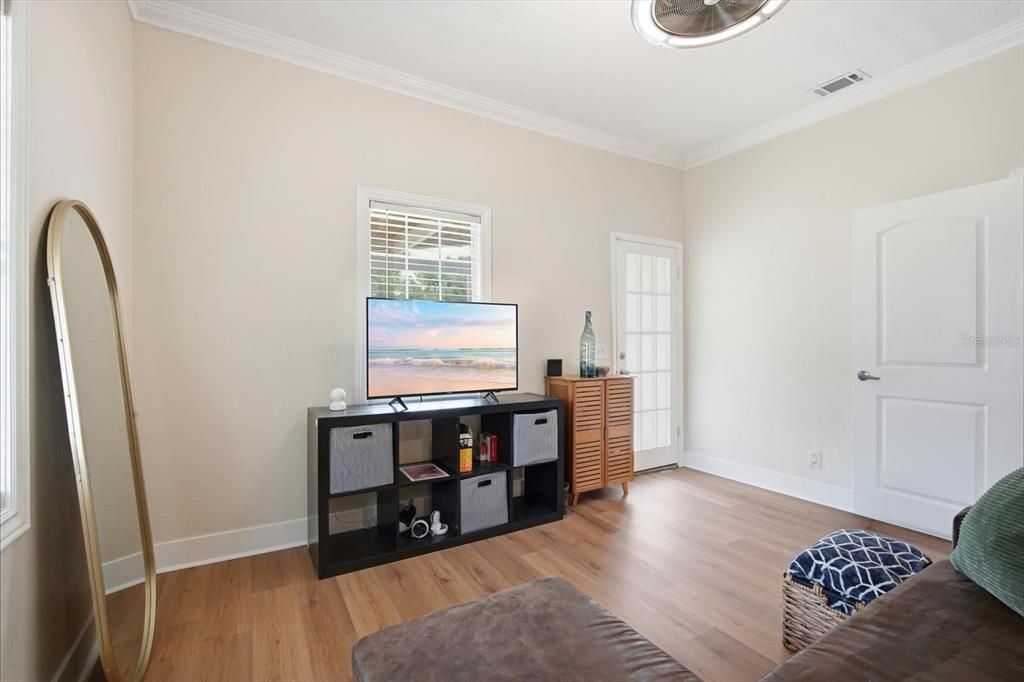 Под контрактом: $209,000 (2 спален, 1 ванн, 840 Квадратных фут)