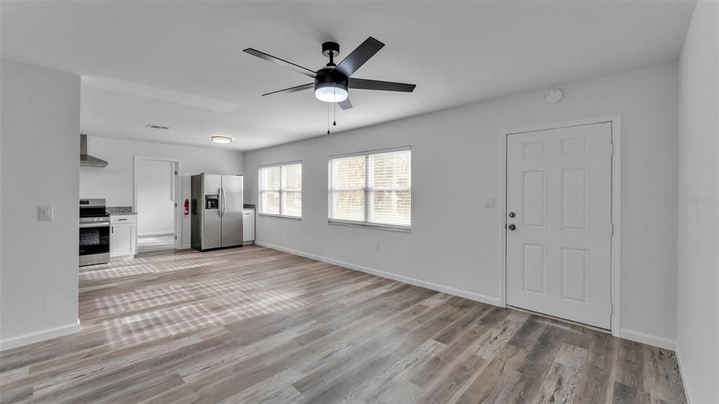 Activo con contrato: $249,900 (3 camas, 2 baños, 1376 Pies cuadrados)