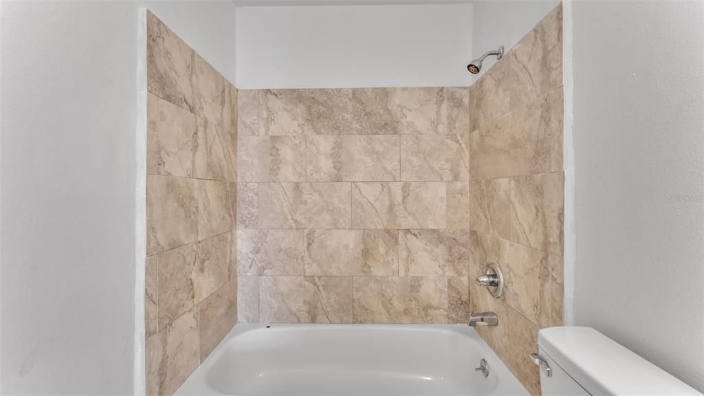 Activo con contrato: $249,900 (3 camas, 2 baños, 1376 Pies cuadrados)