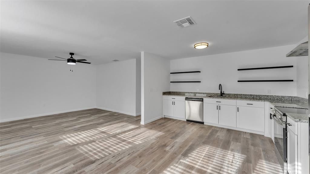 Activo con contrato: $249,900 (3 camas, 2 baños, 1376 Pies cuadrados)