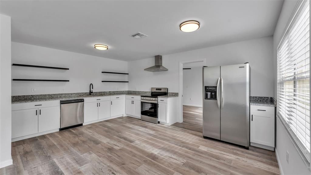 Activo con contrato: $249,900 (3 camas, 2 baños, 1376 Pies cuadrados)
