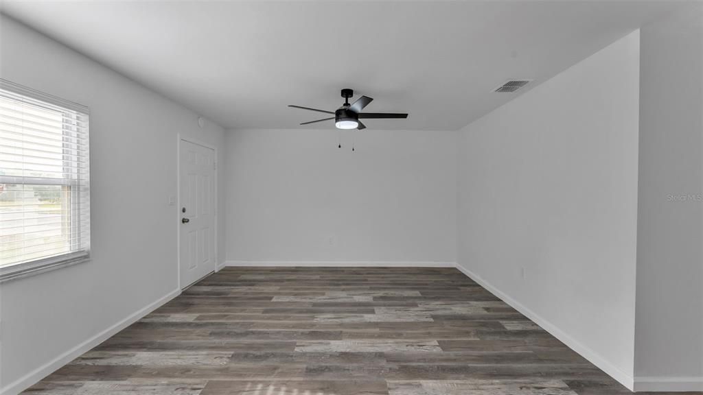 Activo con contrato: $249,900 (3 camas, 2 baños, 1376 Pies cuadrados)