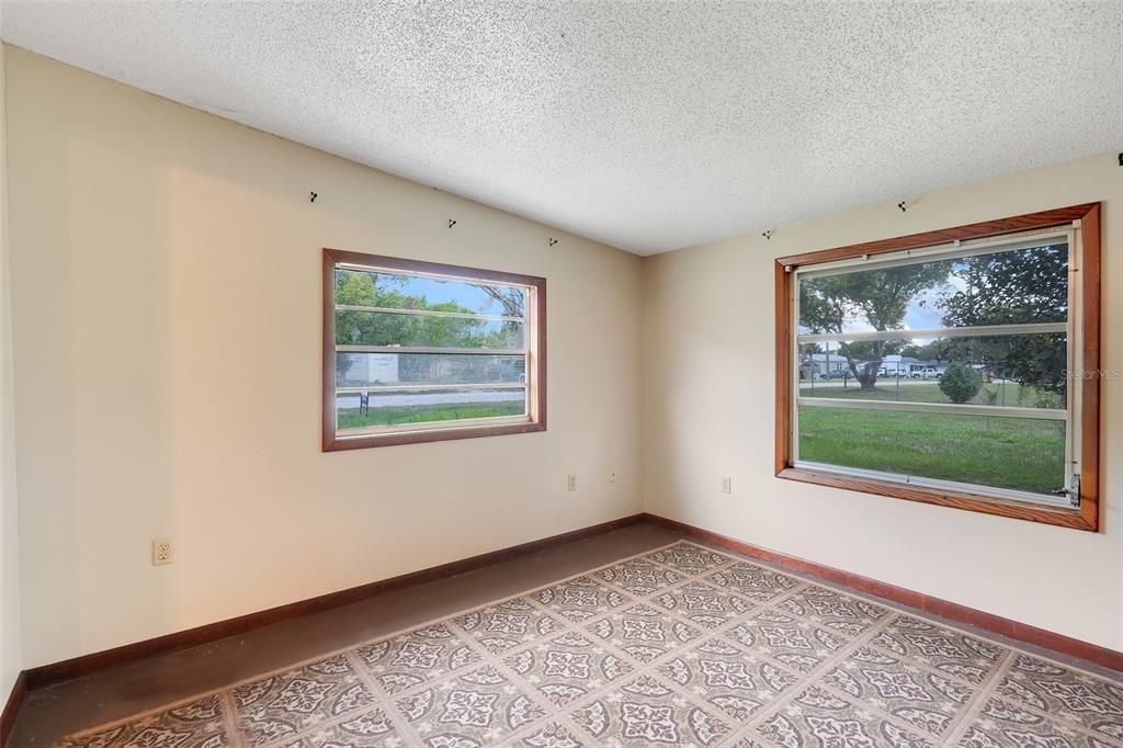 For Sale: $175,000 (2 beds, 1 baths, 1140 Square Feet)