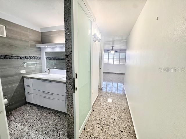 На продажу: $375,000 (4 спален, 2 ванн, 2100 Квадратных фут)