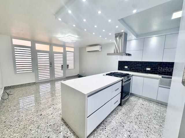 На продажу: $375,000 (4 спален, 2 ванн, 2100 Квадратных фут)